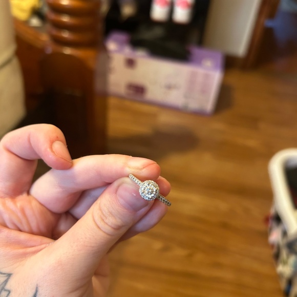 Engagement ring - Picture 4 of 4